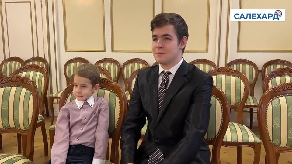 В ЗАГСе Салехарда поздравили семью Кузнецовых с рождением третего ребенка