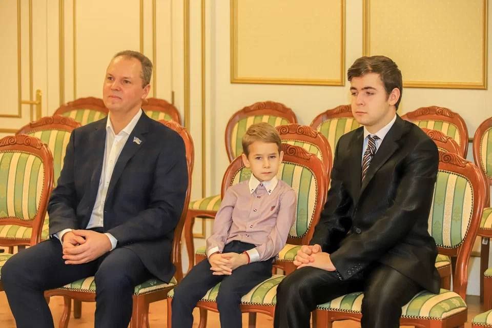 В ЗАГСе Салехарда поздравили семью Кузнецовых с рождением третего ребенка В ЗАГСе Салехарда поздравили семью Кузнецовых с рождением третего ребенка