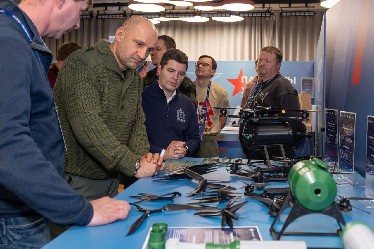 Артём Жога: Осмотрел выставку достижений уральских производителей народного военно-промышленного комплекса Артём Жога: Осмотрел выставку достижений уральских производителей народного военно-промышленного комплекса