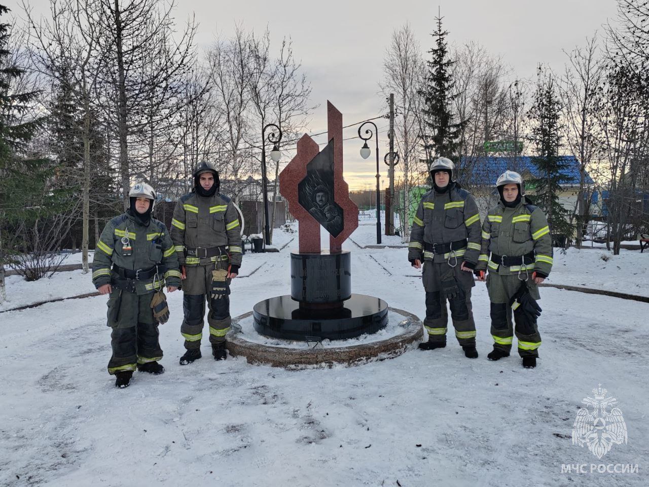 Сотрудники 5 пожарно-спасательного отряда посетили сквер памяти пожарным, погибшим при исполнении служебного долга в городе Лабытнанги Сотрудники 5 пожарно-спасательного отряда посетили сквер памяти пожарным, погибшим при исполнении служебного долга в городе Лабытнанги