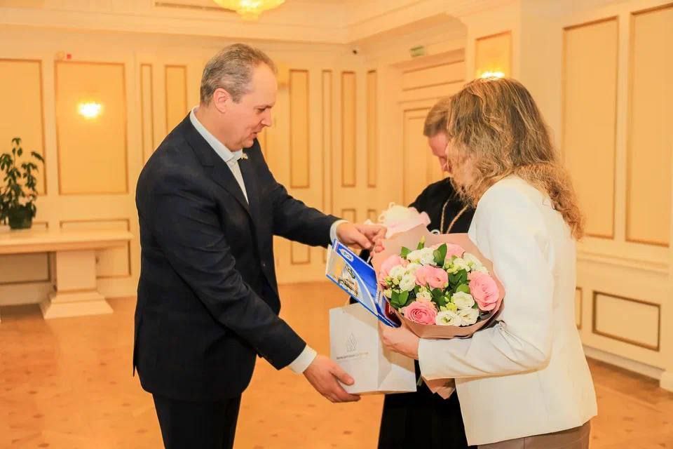 В ЗАГСе Салехарда поздравили семью Кузнецовых с рождением третего ребенка В ЗАГСе Салехарда поздравили семью Кузнецовых с рождением третего ребенка