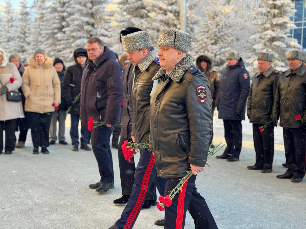 Руководитель СУ СК России по ЯНАО принял участие в Дне памяти сотрудников органов внутренних дел, погибших при исполнении служебных обязанностей Руководитель СУ СК России по ЯНАО принял участие в Дне памяти сотрудников органов внутренних дел, погибших при исполнении служебных обязанностей