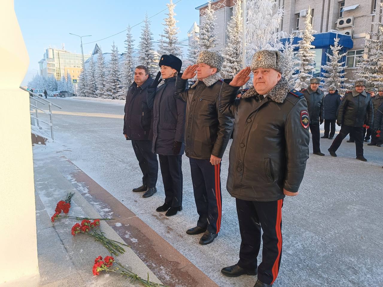 Руководитель СУ СК России по ЯНАО принял участие в Дне памяти сотрудников органов внутренних дел, погибших при исполнении служебных обязанностей Руководитель СУ СК России по ЯНАО принял участие в Дне памяти сотрудников органов внутренних дел, погибших при исполнении служебных обязанностей