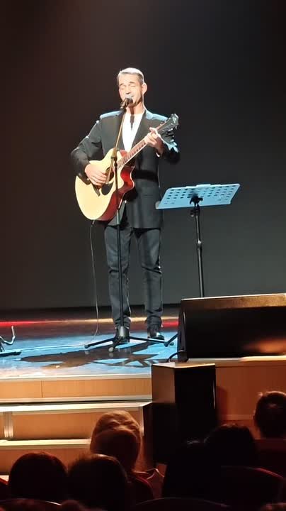 Сегодня в Ноябрьске — настоящий подарок для ценителей поэзии и музыки! На сцене центра досуга «Нефтяник» выступает народный артист России Дмитрий Певцов с программой песен гениального Владимира Высоцкого