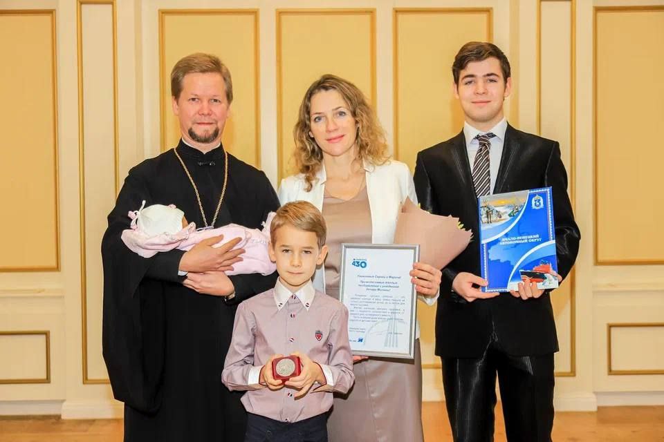 В ЗАГСе Салехарда поздравили семью Кузнецовых с рождением третего ребенка В ЗАГСе Салехарда поздравили семью Кузнецовых с рождением третего ребенка