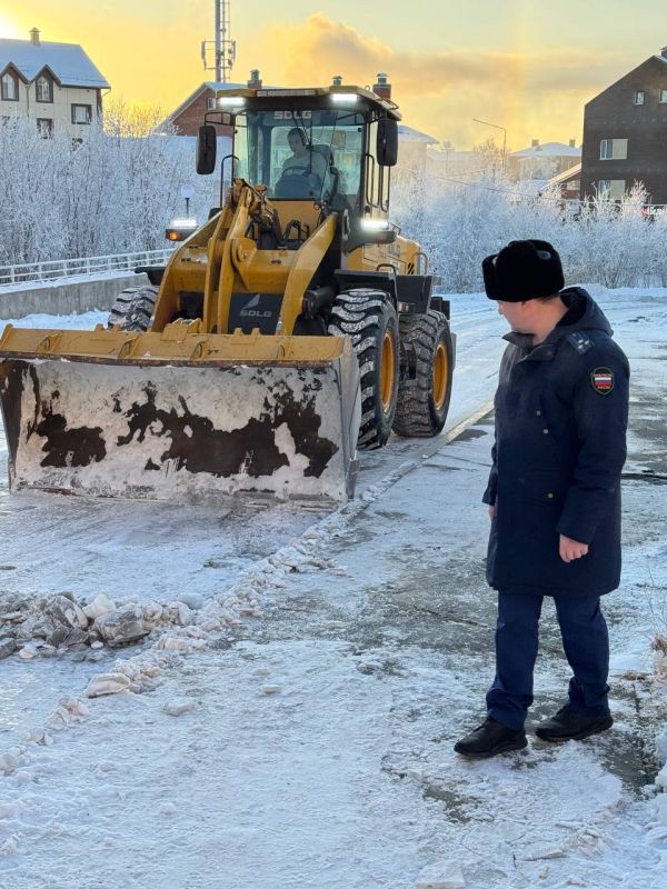 Прокуратурой Салехарда по поручению прокуратуры автономного округа организована проверка обстоятельств и причин аварии на коммунальных сетях по ул. Совхозной у Ямальского многопрофильного колледжа