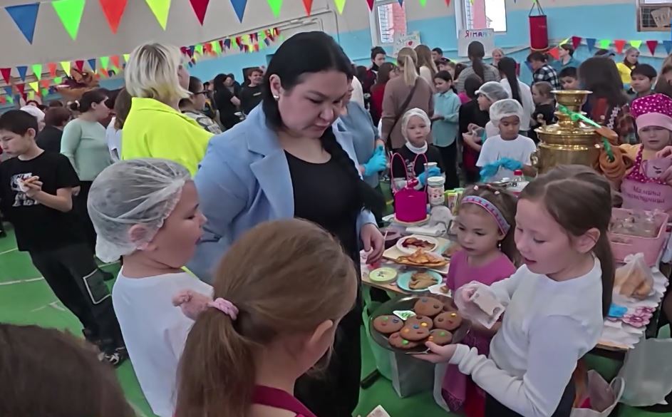 «Мы вместе»: в школе №6 Салехарда прошла благотворительная ярмарка «Мы вместе»: в школе №6 Салехарда прошла благотворительная ярмарка