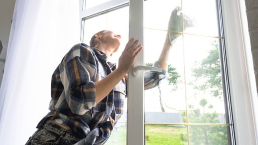 Этим средством отмоете с окон любую грязь: стекло будет без ворсинок и разводов