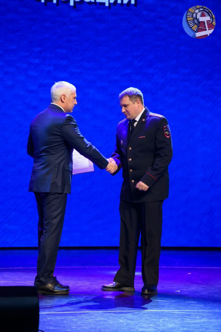 Сегодня, в День полиции России, мы от всей души поздравляем тех, кто ежедневно стоит на страже нашей безопасности Сегодня, в День полиции России, мы от всей души поздравляем тех, кто ежедневно стоит на страже нашей безопасности