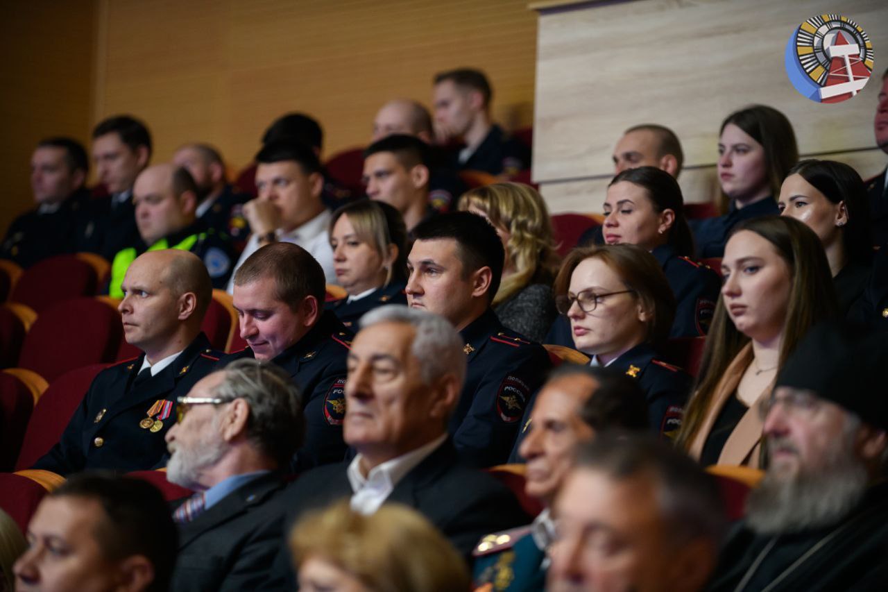 Сегодня, в День полиции России, мы от всей души поздравляем тех, кто ежедневно стоит на страже нашей безопасности Сегодня, в День полиции России, мы от всей души поздравляем тех, кто ежедневно стоит на страже нашей безопасности