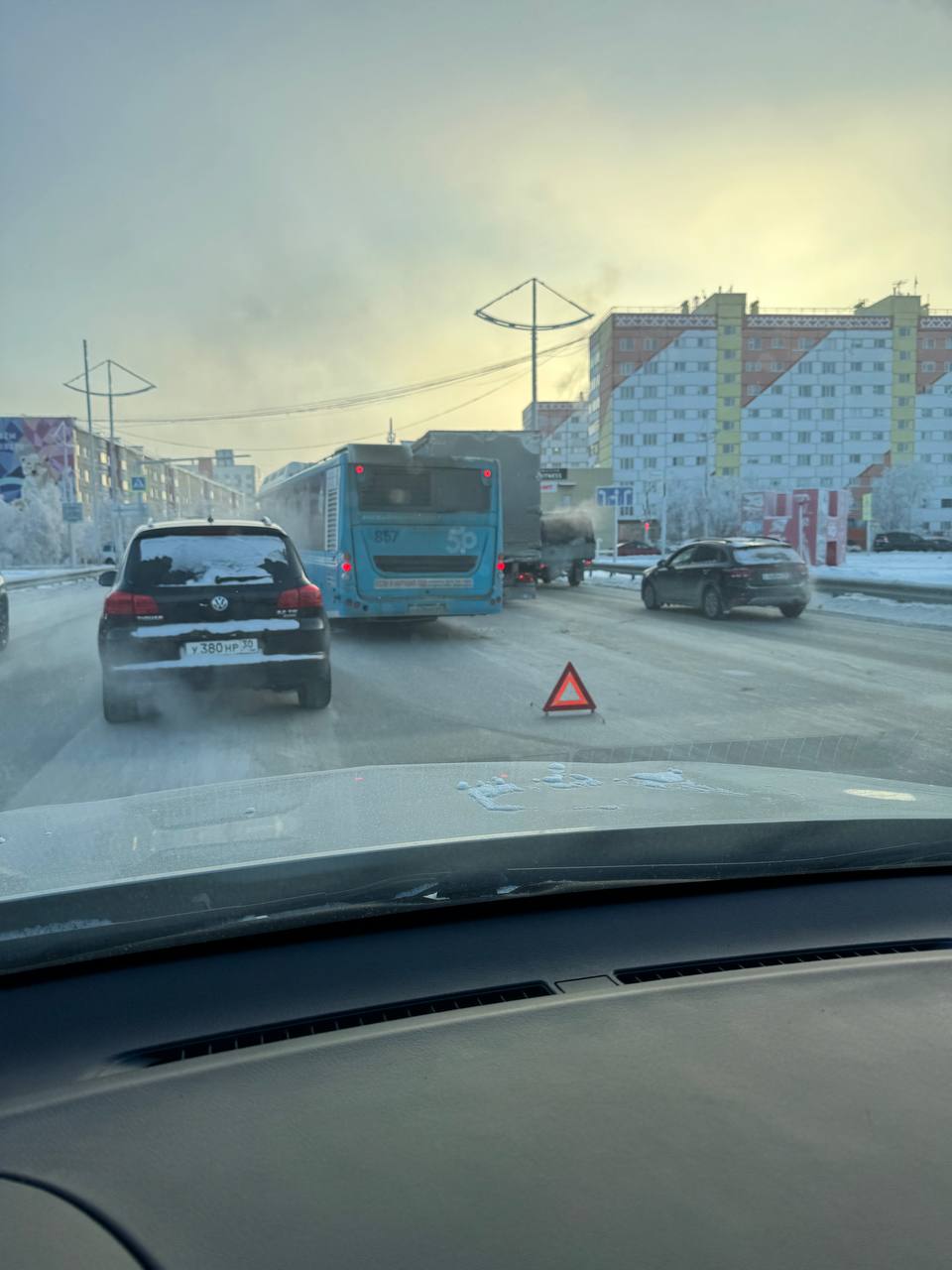 ДТП в Новом Уренгое: столкнулись автобус и грузовик