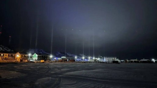 Не только северное сияние. Жители села Находка Тазовского района стали свидетелями удивительного оптического явления — светящихся столбов