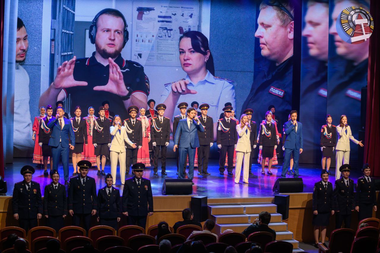 Сегодня, в День полиции России, мы от всей души поздравляем тех, кто ежедневно стоит на страже нашей безопасности Сегодня, в День полиции России, мы от всей души поздравляем тех, кто ежедневно стоит на страже нашей безопасности