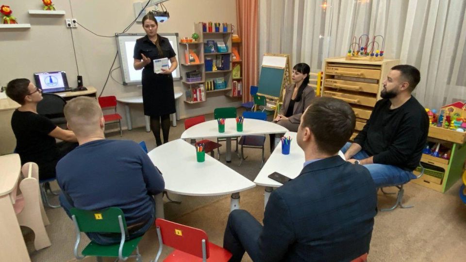 В Новом Уренгое сотрудники Госавтоинспекции приняли участие в заседании клуба для отцов «Мудрый папа»