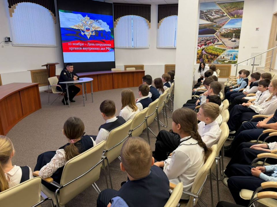 В День полиции губкинские автоинспекторы встретились с лицеистами