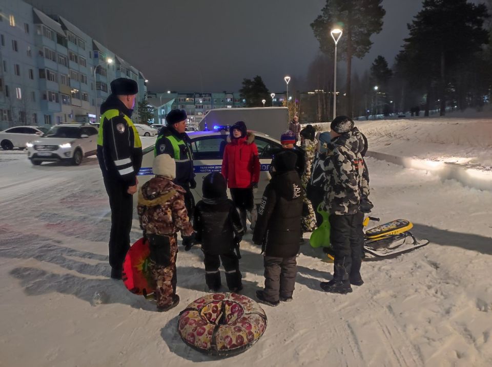 Ноябрьские автоинспекторы провели профилактические беседы во дворах города