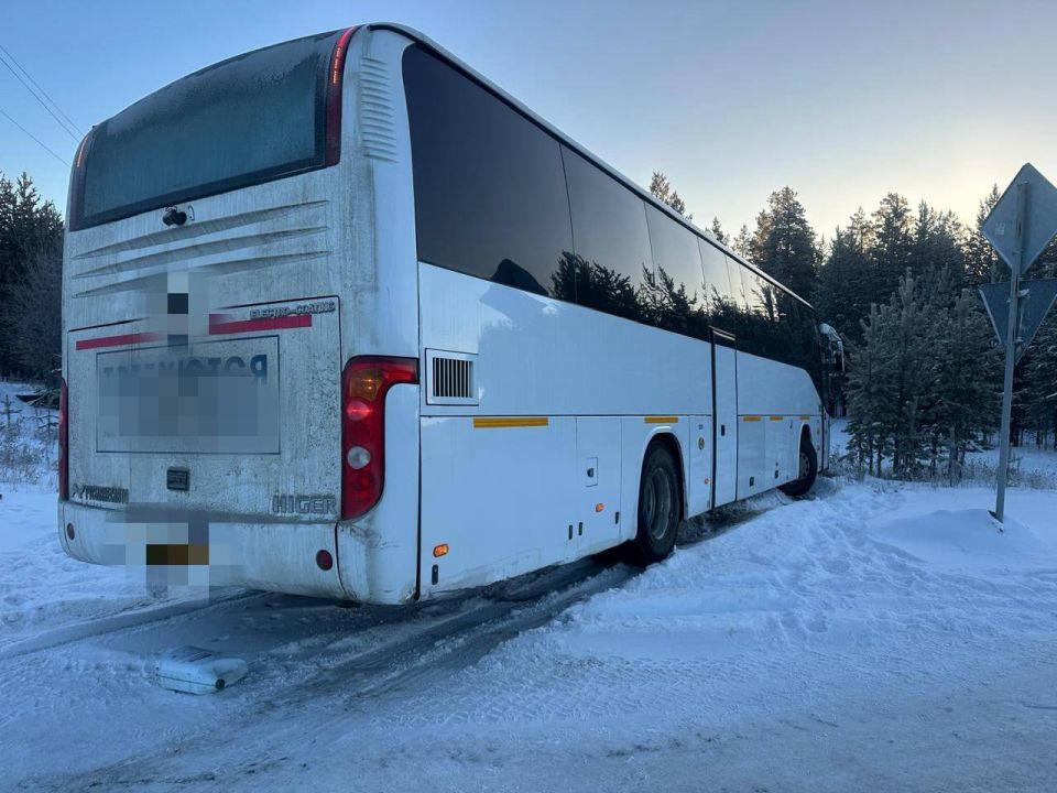 Ноябрьские автоинспекторы пришли на помощь водителю автобуса на автодороге