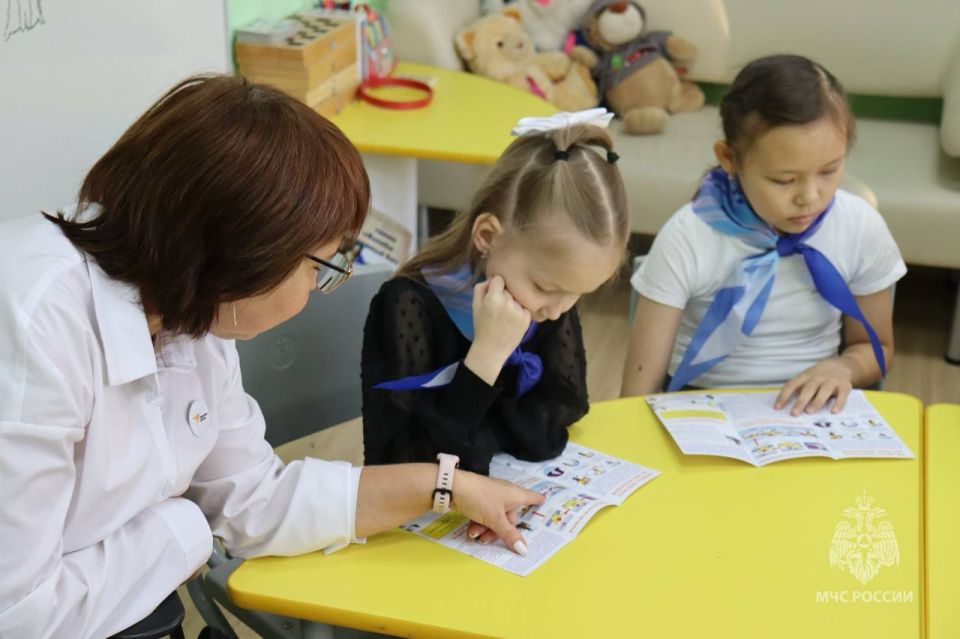 Инспекторы центра ГИМС провели занятие для учеников начальной школы поселка Горнокнязевск