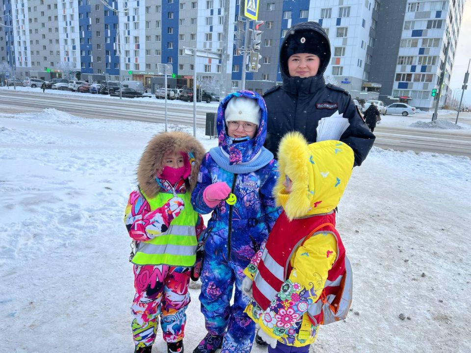 Госавтоинспекция Нового Уренгоя совместно с воспитанниками детского сада «Берёзка» провела акцию «Засветись – стань заметнее!»