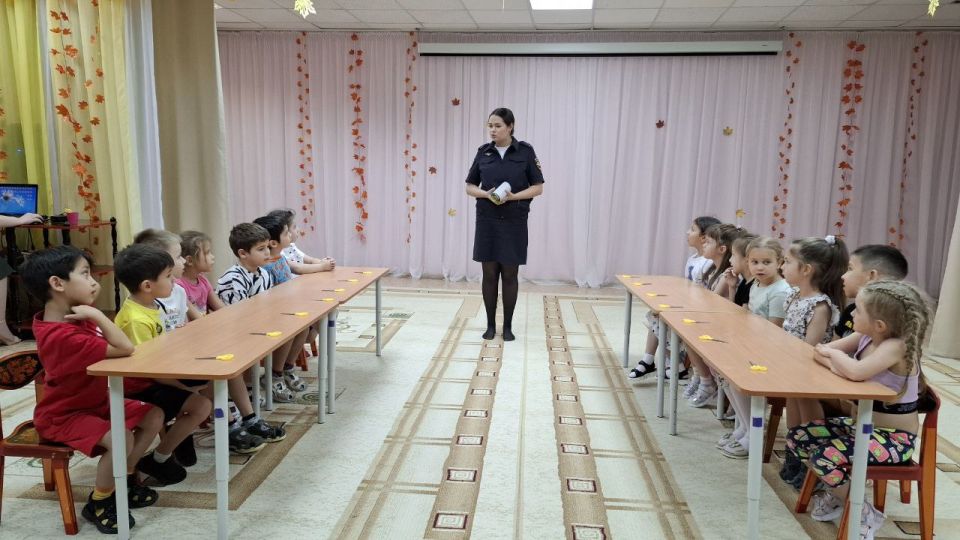 Сотрудники Госавтоинспекции Нового Уренгоя провели для дошкольников мастер-класс по изготовлению световозвращающих элементов