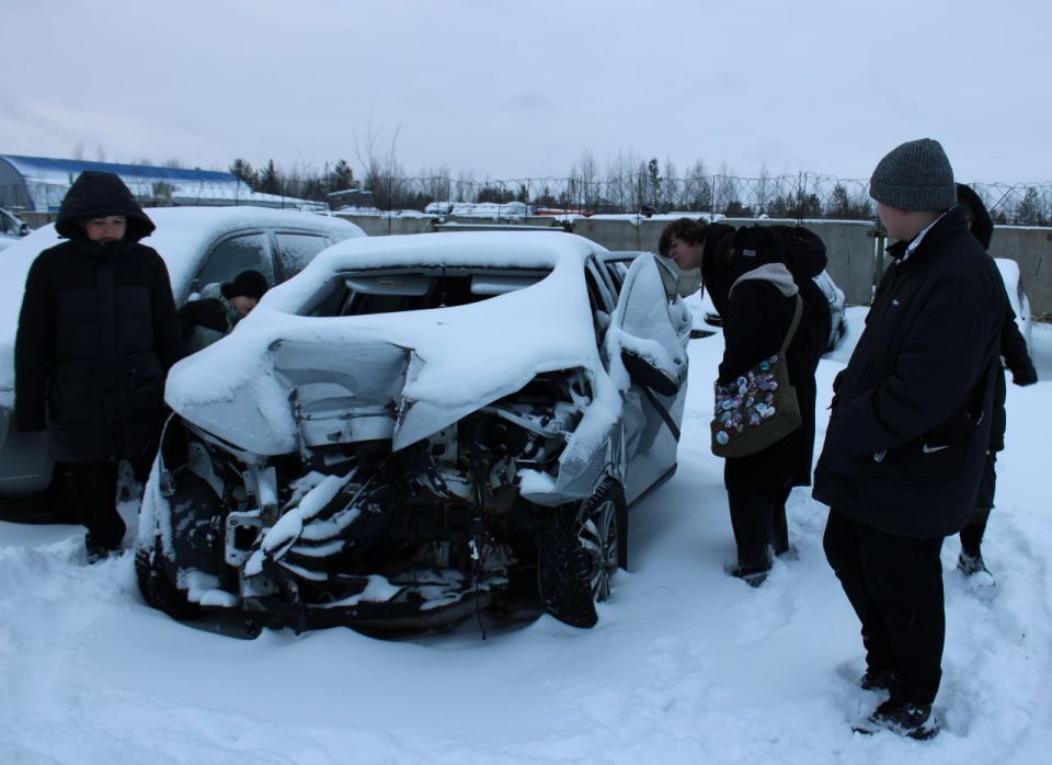 В Ноябрьске сотрудники Госавтоинспекции организовали для подростков мероприятие под названием «Краш-курс-экскурсия: последствия ДТП»