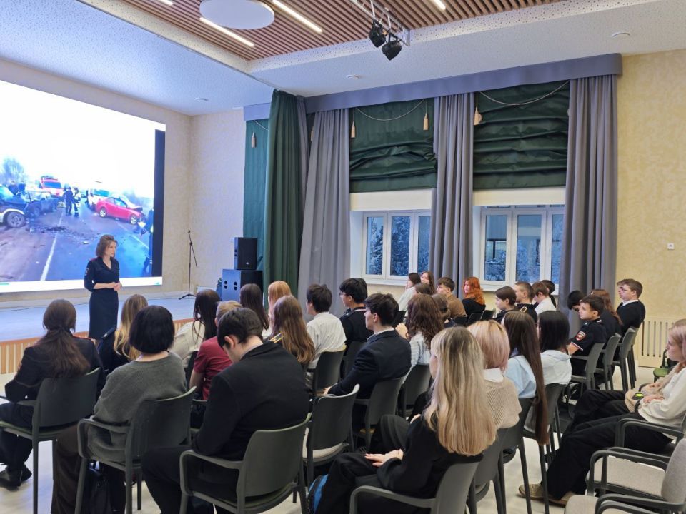 В Губкинском сотрудники Госавтоинспекции провели для старшеклассников школы «Высотка» урок безопасности под названием «Цена одной ошибки»