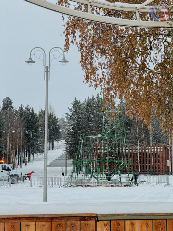 В Ноябрьске начался монтаж праздничного оформления к новогодним праздникам