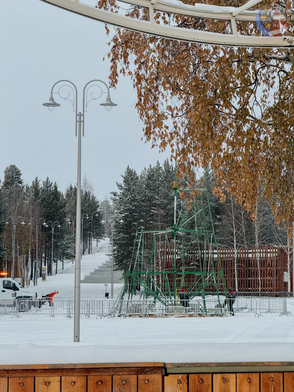 В Ноябрьске начался монтаж праздничного оформления к новогодним праздникам