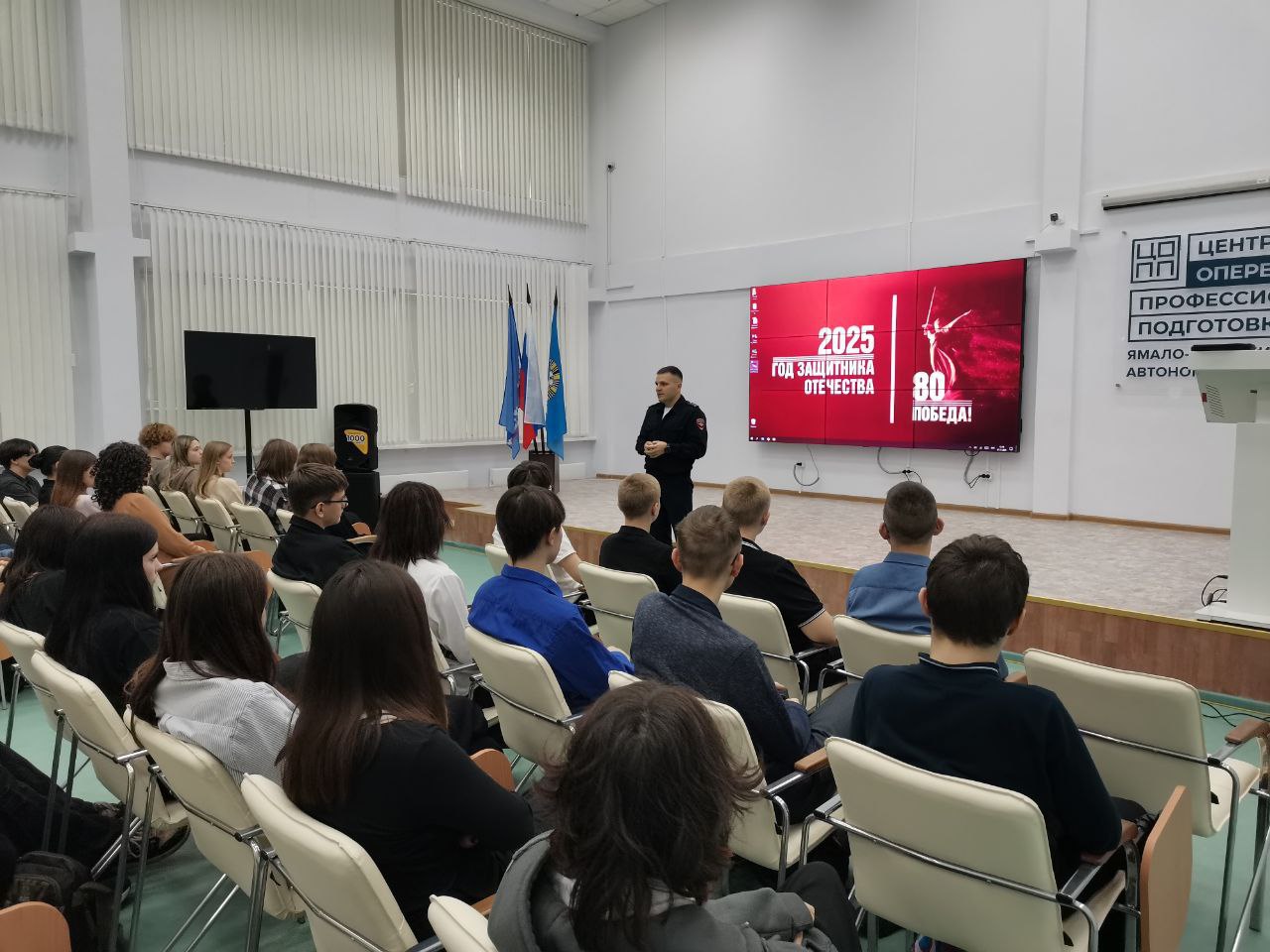 Безопасность на дорогах – дело каждого: Урок Госавтоинспекции для студентов Ноябрьска