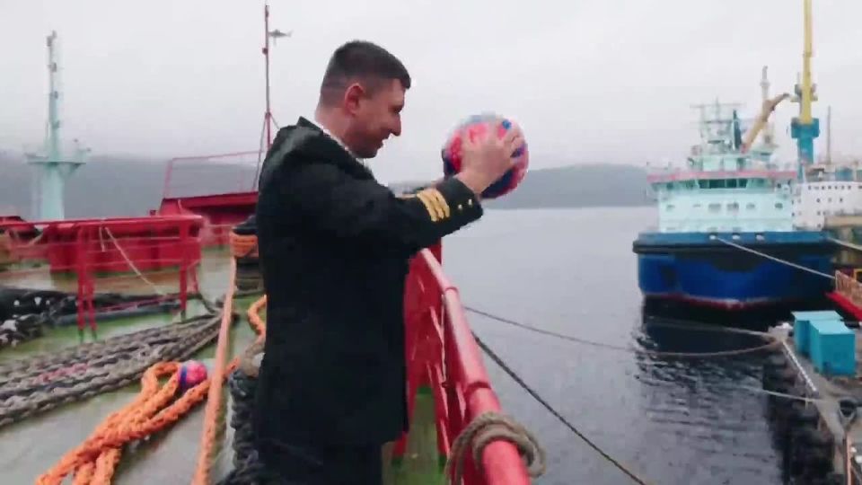 «Огненные» на ледоколе: волейболисты команды «Факел Ямал» сыграли на палубе судна