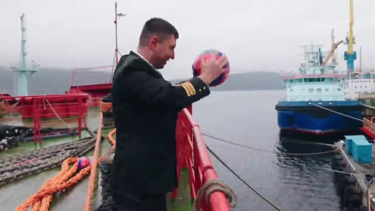 «Огненные» на ледоколе: волейболисты команды «Факел Ямал» сыграли на палубе судна