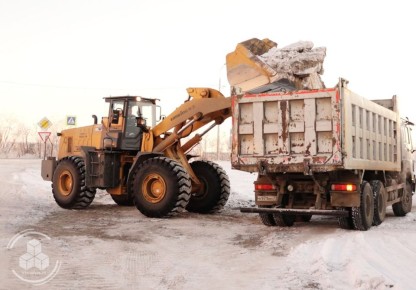 В Пангодах ведётся борьба со снегом и наледью
