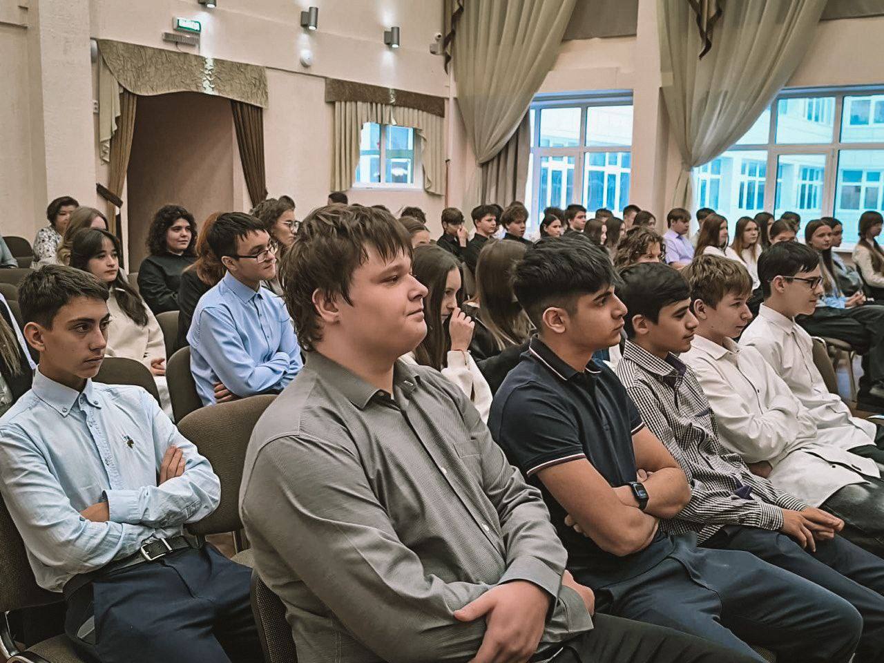 10 ноября 2025 года старший следователь Ноябрьского межрайонного следственного отдела СУ СК России по ЯНАО Тимур Касимов провёл профилактическую беседу с учащимися 9-х классов Гимназии № 1 города Ноябрьска 10 ноября 2025 года старший следователь Ноябрьского межрайонного следственного отдела СУ СК России по ЯНАО Тимур Касимов провёл профилактическую беседу с учащимися 9-х классов Гимназии № 1 города Ноябрьска