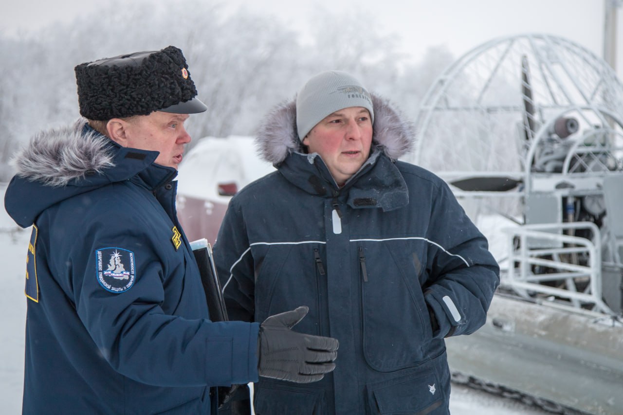 Участник программы "Герои Ямала" осваивает практические аспекты работы спасателей