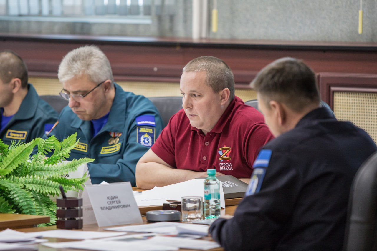 Участник программы "Герои Ямала" осваивает практические аспекты работы спасателей Участник программы "Герои Ямала" осваивает практические аспекты работы спасателей