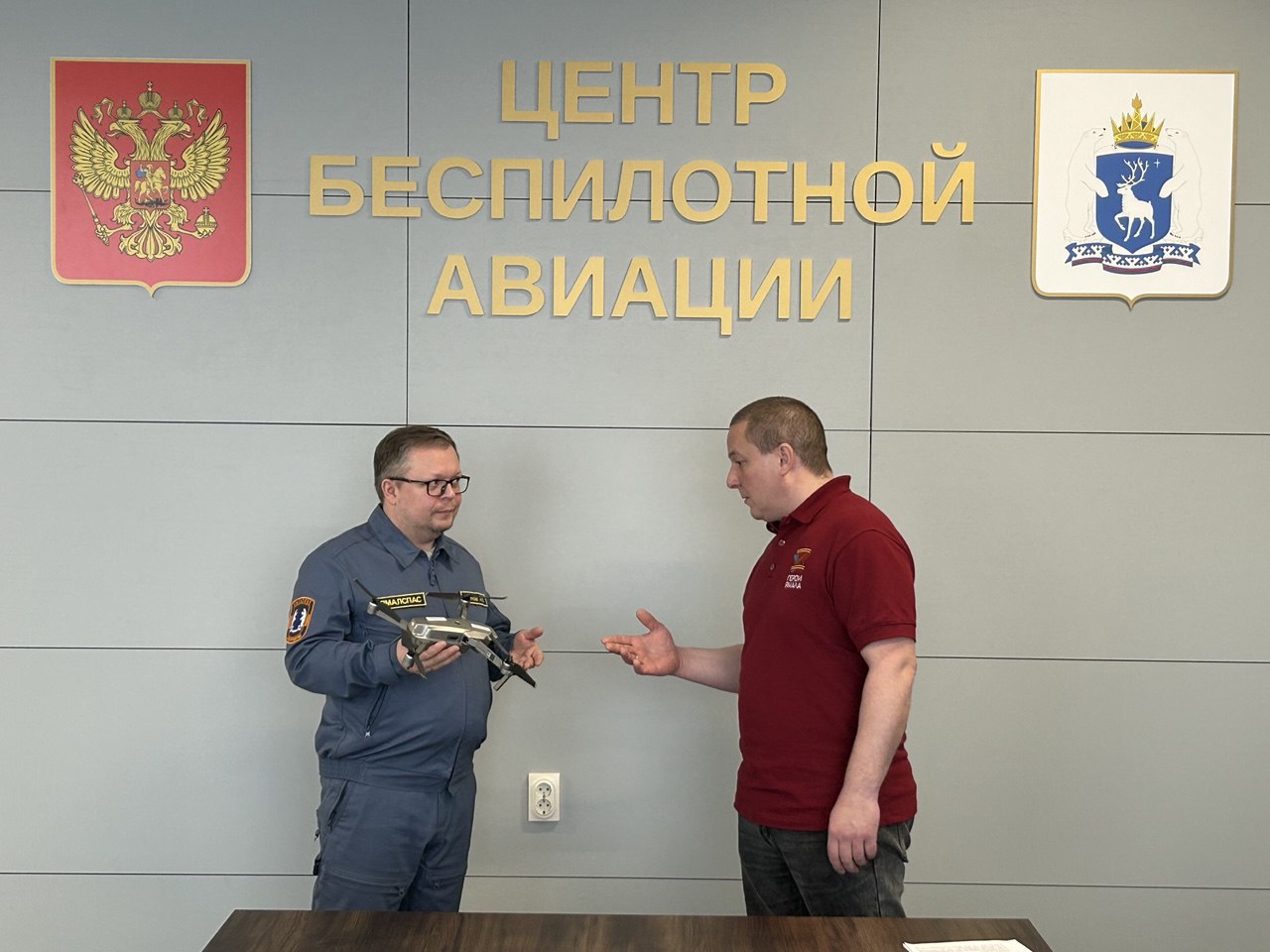 Участник программы "Герои Ямала" осваивает практические аспекты работы спасателей Участник программы "Герои Ямала" осваивает практические аспекты работы спасателей