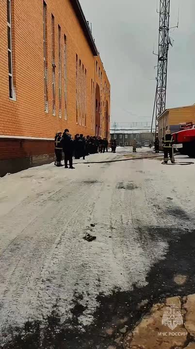 В Тарко-Сале проводили на пенсию диспетчера пожарной части