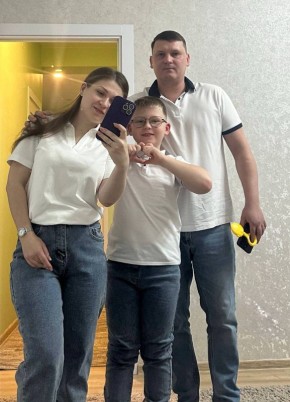 В Новом Уренгое выдали первый региональный маткапитал семье из ДНР