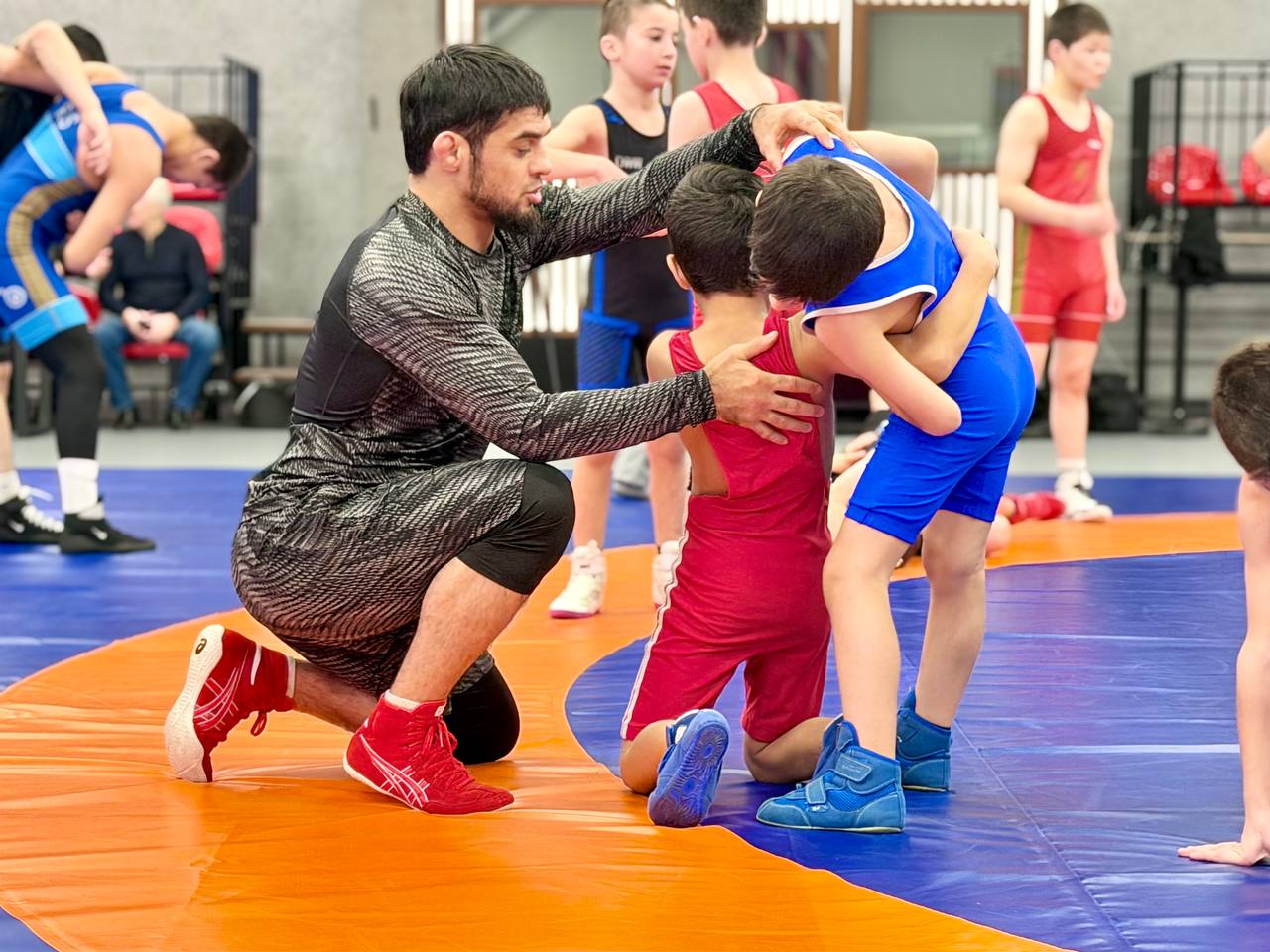 На одном ковре с именитыми борцами! На одном ковре с именитыми борцами!