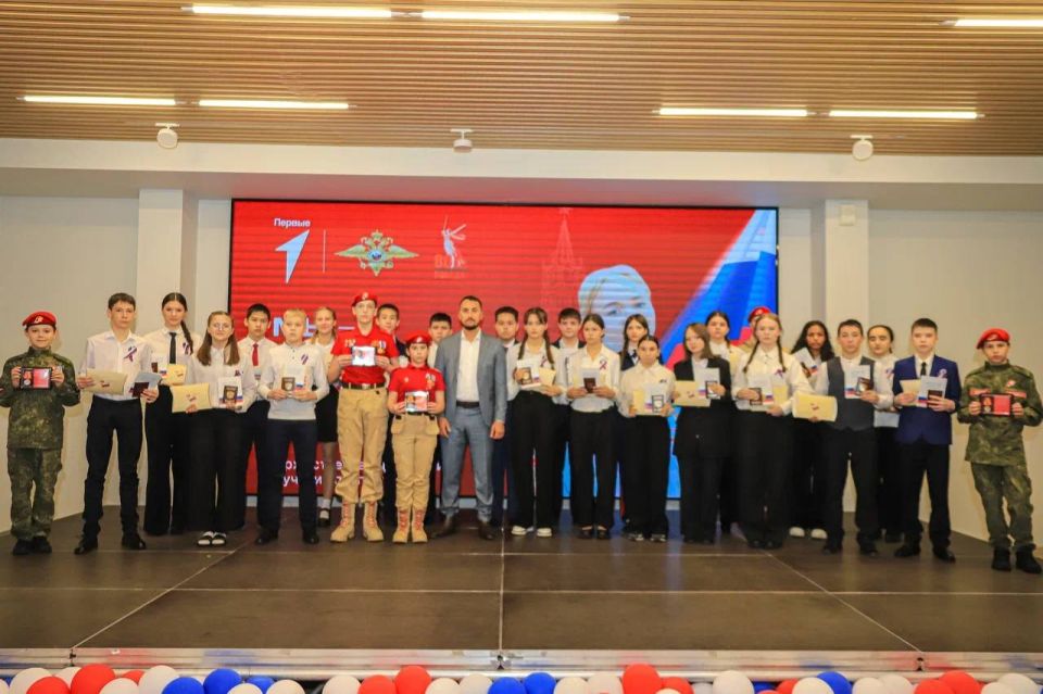 Сегодня в Салехардском центре молодёжи прошла торжественная церемония вручения первых пасторов салехардским школьникам и награждение ребят за выдающиеся успехи и активное участие в мероприятиях Всероссийского...