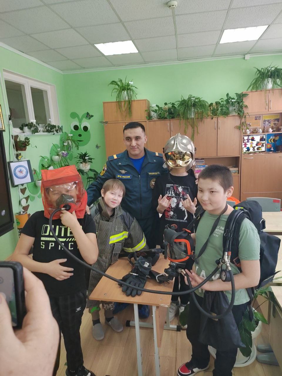 Продолжаем рубрику, посвящённую 35-летию МЧС России, в которой рассказываем о сотрудниках Главного управления МЧС России по ЯНАО Продолжаем рубрику, посвящённую 35-летию МЧС России, в которой рассказываем о сотрудниках Главного управления МЧС России по ЯНАО