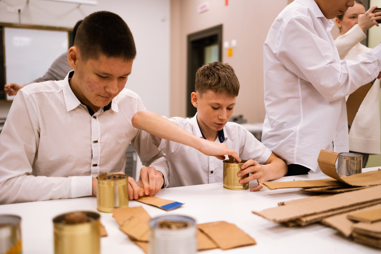 150 часов тепла и света своими руками! Именно столько подарят бойцам салехардские школьники 150 часов тепла и света своими руками! Именно столько подарят бойцам салехардские школьники