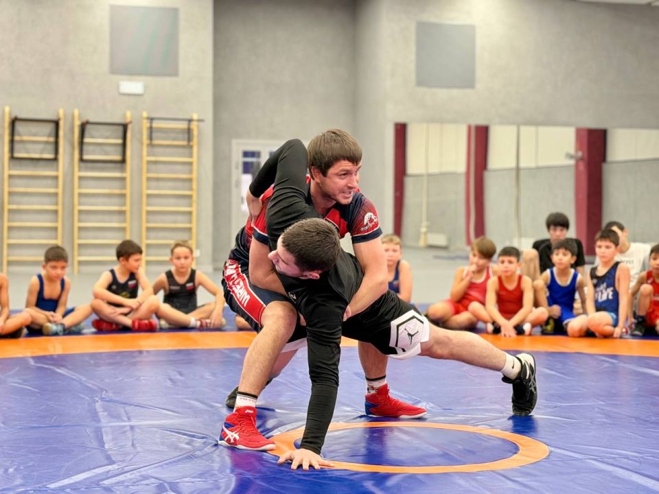 На одном ковре с именитыми борцами!