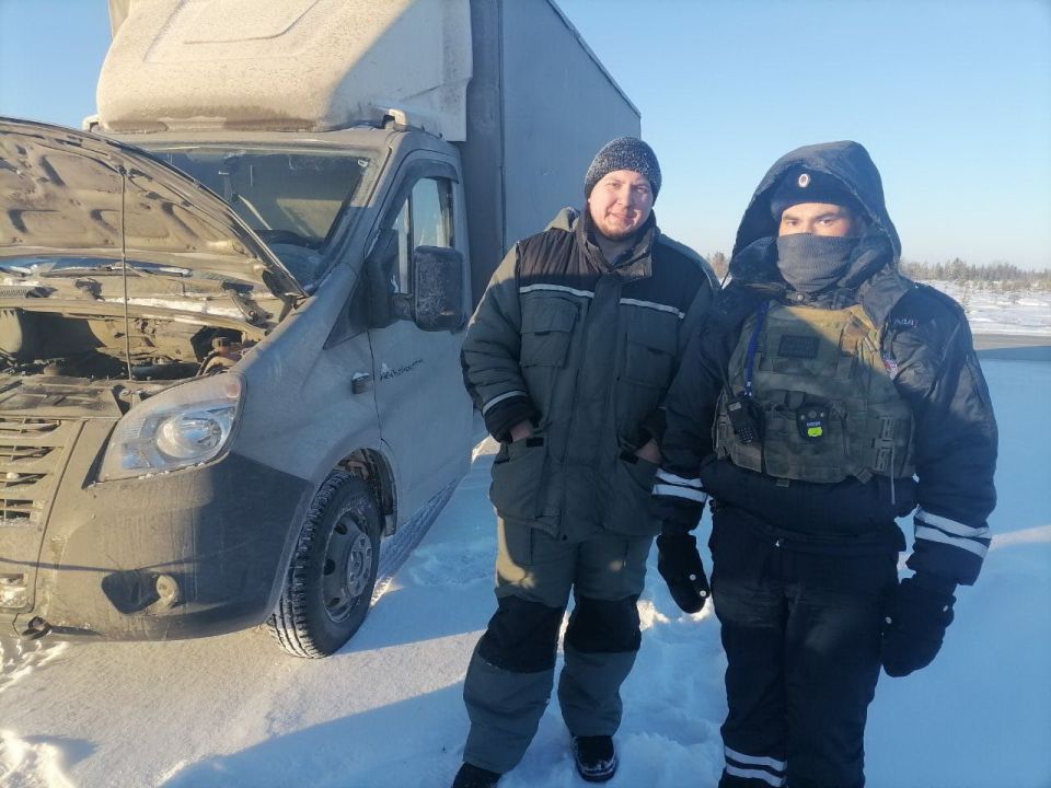 Ноябрьские инспекторы ДПС помогли водителю, попавшему в кювет на загородной автодороге