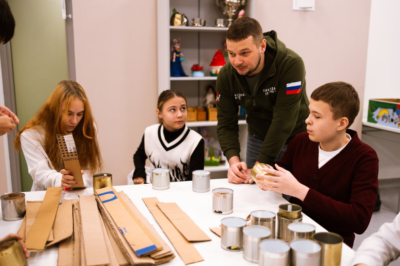 150 часов тепла и света своими руками! Именно столько подарят бойцам салехардские школьники 150 часов тепла и света своими руками! Именно столько подарят бойцам салехардские школьники