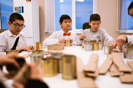 150 часов тепла и света своими руками! Именно столько подарят бойцам салехардские школьники