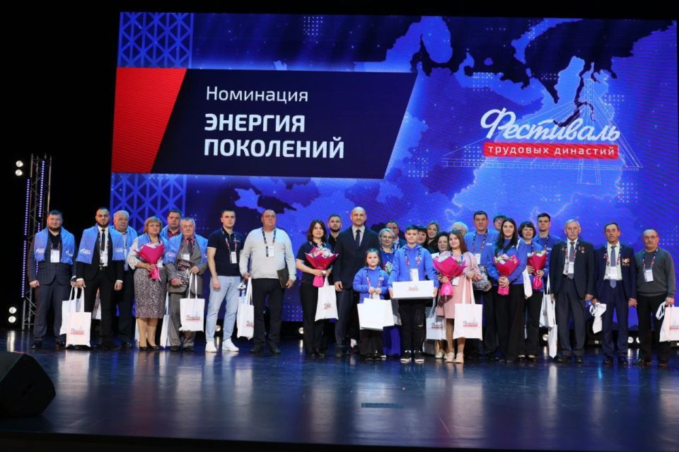 Полпред Артём Жога вручил награды пяти семьям из регионов Уральского федерального округа в номинации "Энергия поколений"