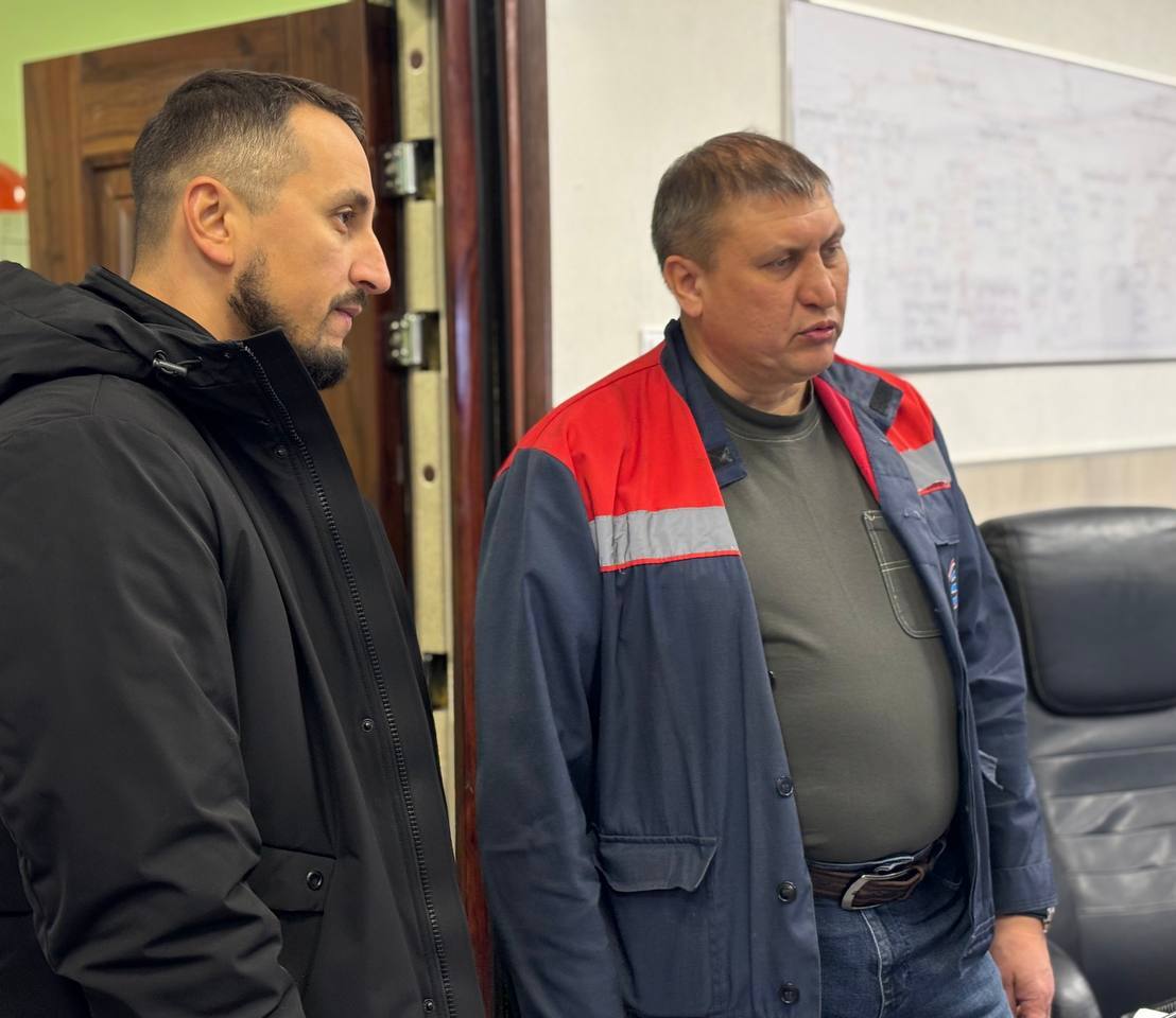 Сегодня в рамках стажировки участник программы «Герои Ямала» Руслан Халметов вместе с первым замом главы города Андреем Барышниковым побывали в автотранспортном предприятии города Сегодня в рамках стажировки участник программы «Герои Ямала» Руслан Халметов вместе с первым замом главы города Андреем Барышниковым побывали в автотранспортном предприятии города