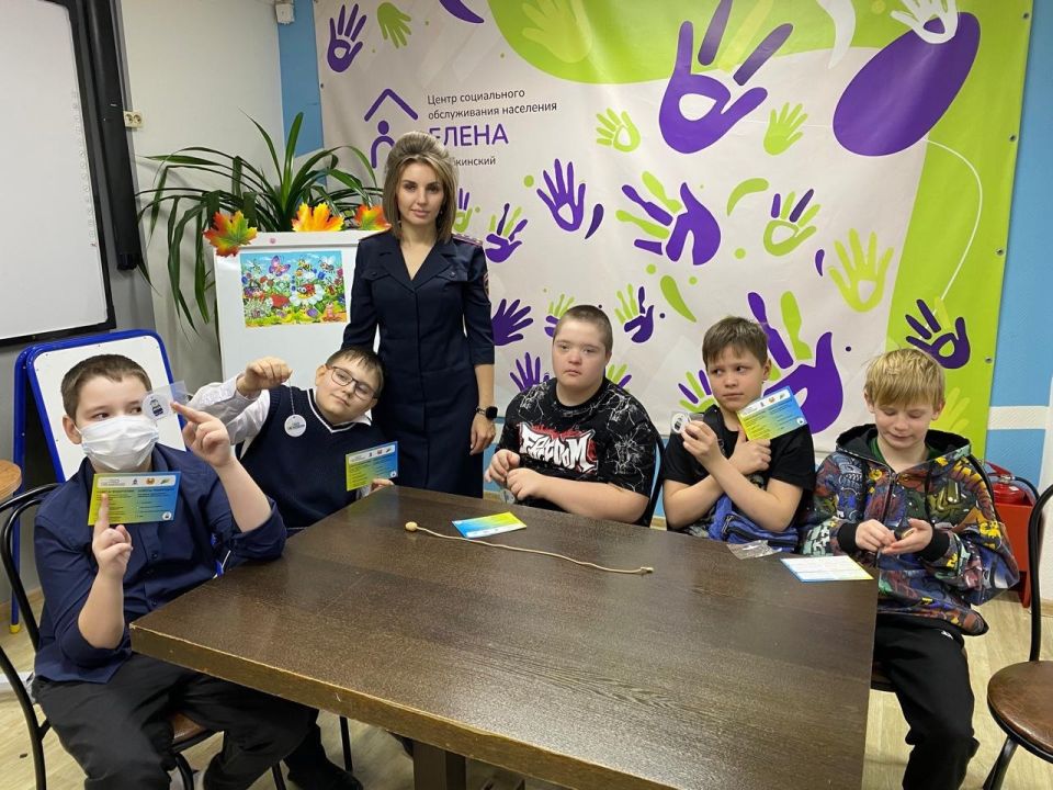 Губкинские автоинспекторы провели занятие по ПДД для воспитанников социального центра «Елена»