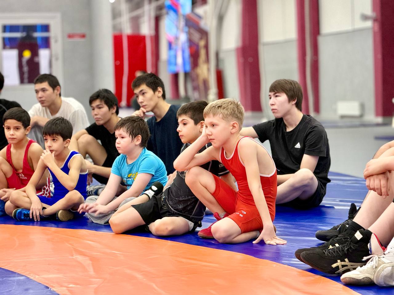 На одном ковре с именитыми борцами! На одном ковре с именитыми борцами!